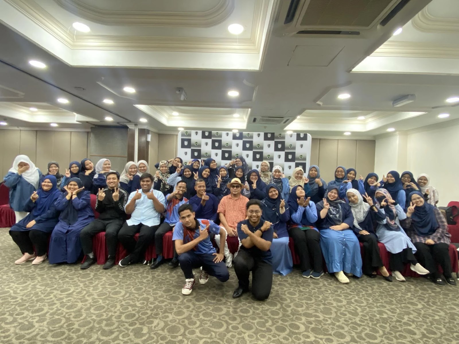 Foto kumpulan peserta dalam program pembangunan pekerja X.O.E