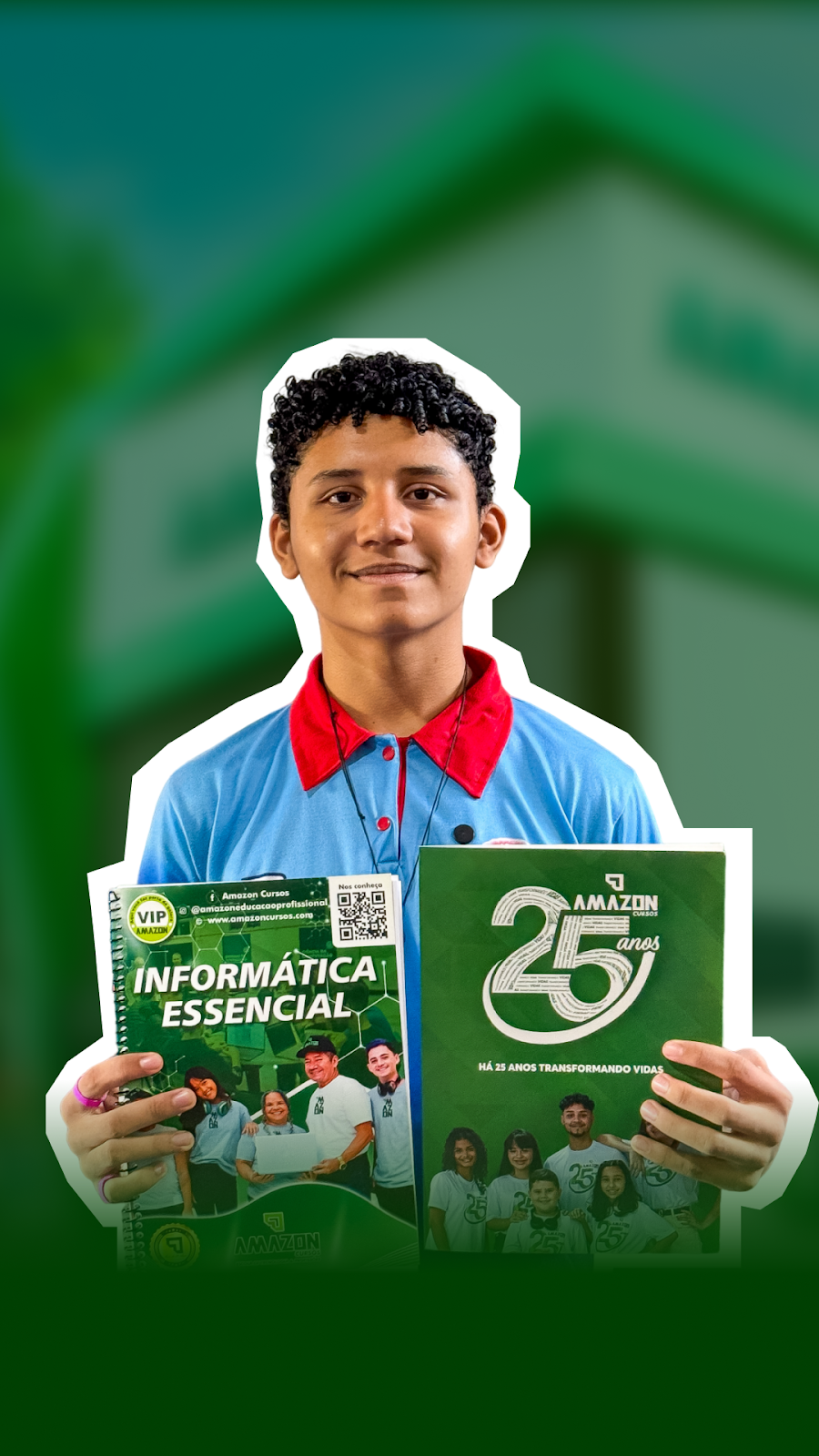 Aluno da Amazon Cursos segurando as apostilas de Informática Essencial e dos 25 anos