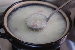 Sau khi thấy hạt gạo đã nở hoàn toàn, cho trứng bắc thảo vào khuấy đều, cháo sôi trở lại thì thả thịt đã ướp vào, thêm 1 muỗng cà phê muối rồi khuấy đều ninh tiếp chừng 10 phút nữa là có thể tắt bếp. Lúc này thả gừng băm vào khuấy đều lên rồi múc cháo ra bát đã cho sẵn hành lá thái nhỏ ở đáy. Khi ăn trộn đều lên rắc thêm tiêu vào là có thể thưởng thức được rồi.