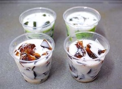 Cắt rau câu đã đông thành những miếng nhỏ vừa ăn rồi cho vào đầy các ly. Rót đầy sũa tươi vào.