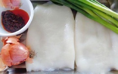 Mực làm sạch, rửa lại với nước, để ráo. Dùng dao khứa các đường nhỏ lên mực như trong hình.