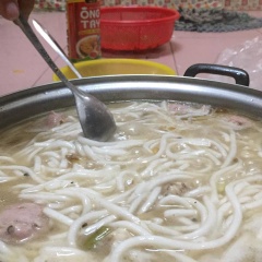 Cách nấu bánh canh cá lóc: Tách thịt cá ra khỏi xương lựa phần nạc bỏ riêng sang 1 tô, tiếp tục cho nước đun sôi trong 10 phút. Cho cá xay đã vo viên tròn (nếu các bạn khéo tay tạo hình cho cá viên thành hình tròn sẽ ngon mắt hơn) vào trong nấu chín. Cho gia vị đã chuẩn bị vào nêm vừa ăn. Chú ý: nêm tiêu vào lúc cuối cùng vì tiêu chính là hương vị chính làm dậy mùi của món ăn.
