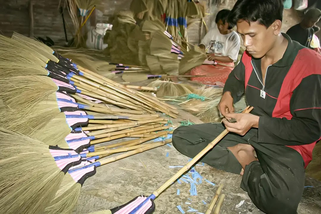 Kerajinan Sapu Tamiang