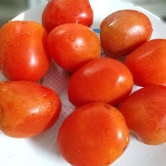 Trong lúc chiên cá, lấy cà chua ra cắt bỏ cuốn, cắt hoặc bằm cà chua và để riêng.
