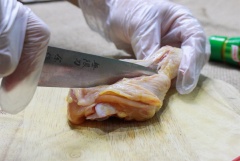 Rửa sạch 2 cái đùi gà rồi phi lê bỏ xương, cắt thành các miếng nhỏ vừa ăn. Ướp vào gà sả băm, hành băm, tỏi băm, màu điều, nước tương, mật ong, dầu hào và đặc biệt là xốt nêm thịt gà Knorr 60' cho thấm vị.