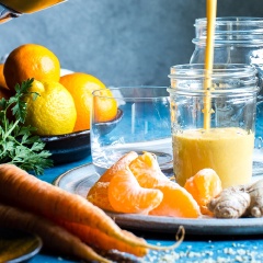Cà rốt rửa thật sạch, giữ nguyên vỏ, cắt khúc nhỏ. Cam tách lấy múi, bỏ hạt nếu có. Chuốc bóc vỏ, thái nhỏ. Cho cam, chuối, cà rốt, gừng, bột nghệ, nước, chanh vào máy xay sinh tố và xay nhuyễn.