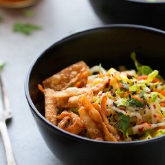 Sau đó cho vỏ hoành thánh chiên vào rồi thưởng thức nhé!