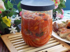 Cho tất cả các gia vị nguyên liệu phía trên vào 1 cái âu to cùng hành gừng tỏi trộn đều. Sau đó cho bắp cải, cà rốt vào mang bao tay trộn đảo đều, ăn thử 1 miếng xem vị được chưa là hoàn tất. Cho kim chi cà rốt vào từng hũ có nắp, đậy kín để trong ngăn mát tủ lạnh dùng dần.
