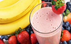 Cho smoothie chuối mix dâu tây ra ly. Nhớ gắn 1 quả dâu lên ly nước để trang trí cho đẹp mắt nhé.