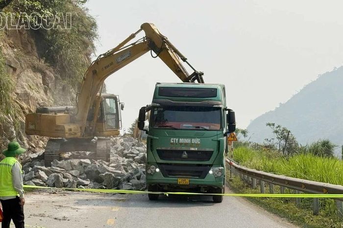 Thi công khắc phục sạt lở trên Tỉnh lộ 155 cần đảm bảo an toàn, thông suốt - Báo Lào Cai