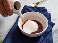 Cho trứng vào bát, rưới nước sốt (có thể làm bằng cách pha nước dùng dashi, mirin và nước tương, đun sôi hỗn hợp này trên bếp), rắc hành lá băm lên và thưởng thức. Onsen Tamago có thể được dùng với cơm trắng hay mì đều ngon.