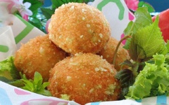 Bánh mì bọc cơm chiên cho ra dĩa, ăn cùng với xà lách và rau thơm. Món này ăn nóng cả nhà đều thích.