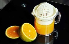 Cam bổ đôi, dùng thìa loại bỏ hoạt cam. Nếu có máy vắt thì cho cam vào máy vắt cam và vắt để cam ra nước.