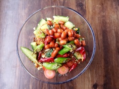 Đun sôi dầu ăn trong chảo rồi dội vào tô salad. Nêm thêm 2 muỗng canh nước tương, giấm balsamic. Thêm đậu phộng rang, hành lá, ngò rí và nấm mèo vào. Nêm tiếp muối và đường cho vừa miệng, trộn đều salad nấm mèo lên.