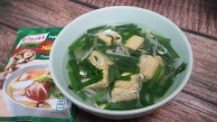 Cho canh ra tô và thưởng thức. Canh đậu hủ giá hẹ dễ thực hiện mà rất thanh mát đúng không các bạn. Chúc các bạn ngon miệng nhé.