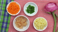 Ức gà mua về mẹ rửa sạch với một ít rượu gừng hoặc với muối nếu không có rượu gừng. Cắt ức gà thành hình hạt lựu nhỏ mà bé có thể nhai được. Cà rốt gọt vỏ cắt hạt lựu nhuyễn. Khoai tây gọt vỏ, cắt hạt lựu to cỡ đầu đũa (vì khoai tây mềm nhanh và dễ nát nên không cần cắt quá nhuyễn). Hành lá cắt nhuyễn. Bột bắp pha với 2 muỗng cà phê nước.