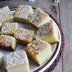 Lấy bánh đậu xanh nướng ra khỏi khuôn, ăn ngay khi bánh đậu xanh còn ấm sẽ mềm và ngon hơn nhiều. Nhiều bạn thích ăn bánh đậu xanh nướng khi đã cho vào tủ lạnh vài giờ, bánh ăn mát, bùi bùi, ngọt béo rất ngon.