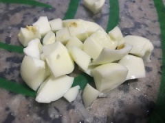 Trái bơ bóc vỏ, bỏ hạt, cắt nhỏ hạt lựu. Bắp hột mua về đem luộc chín vớt ra để riêng. Trứng luộc chín, lấy lòng trắng thái nhỏ. Cuối cùng là cắt lát xúc xích.