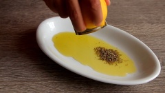 Trộn đều 20ml dầu olive cùng với 5gr hỗn hợp lá gia vị Âu dạng khô, 1/2 muỗng cà phê muối, 1/2 muỗng cà phê tiêu, 2gr vỏ chanh. Cho ức gà vào ướp chung với hỗn hợp này 15-20 phút.