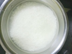 Gạo nếp ngâm qua đêm cho nở sau đó đem đi hấp chín. Nếu xôi quá khô có thể vẩy ít nước.