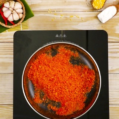 Phần tôm cháy: Bắc chảo nóng cho 150gr tôm khô xay nhuyễn và 3 muỗng canh bột màu điều vào chảo rồi rang khô khoảng 3 phút.