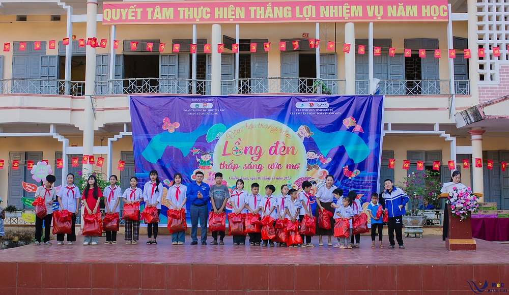 Tuổi trẻ Trường Đại học Tây Bắc tổ chức nhiều hoạt động trung thu ý nghĩa cho thiếu nhi