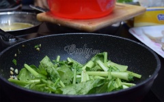 Phi thơm tỏi băm và đầu hành lá với 30ml dầu ăn rồi cho cải vào xào.