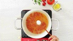 Bắc nồi nóng, phi thơm 10gr hành tỏi băm với 2 muỗng canh dầu ăn rồi cho 30gr cà chua cắt hạt lựu vào xào. Đến khi cà chua chín mềm thì cho thêm 300ml nước vào rồi nêm với 1/2 muỗng cà phê muối, 1 muỗng cà phê hạt nêm, 1 muỗng cà phê đường. Khi nước trong nồi đã sôi, cho xíu mại vào nấu trong 10 phút thì tắt bếp.