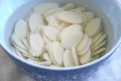Ngâm bánh gạo từ 10 - 20 phút (nếu cứng). Hành lá cắt lấy đầu trắng để riêng, phần lá cắt nhỏ.