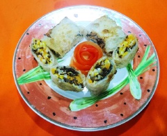 Làm nóng dầu trên chảo cho chả giò vào chiên vàng đều hai mặt rồi vớt ra để lên rây cho ráo dầu. Vì miếng chả giò kiểu này lớn hơn chả giò cuốn bình thường nên bạn có thể cắt miếng vừa ăn rồi dọn lên mâm.