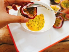 Gà rửa sạch. Ướp gà với ½ muỗng cà phê muối, ½ muỗng cà phê tiêu,1 muỗng canh dầu ăn. Để 20 phút cho gà thấm gia vị. Chanh dây cắt đôi, nạo lấy phần ruột. Lọc lấy nước cốt chanh dây. Tỏi bóc vỏ. Cho tỏi, ớt, nước cốt chanh dây vào cối xay nhuyễn.