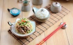 Gà xé xối hành mỡ tương đối dễ làm, cũng gần giống như món nộm gà nhưng hương vị có những nét khác biệt.
