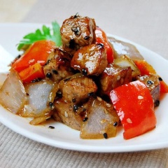 Cho thịt xào ra đĩa và thưởng thức.