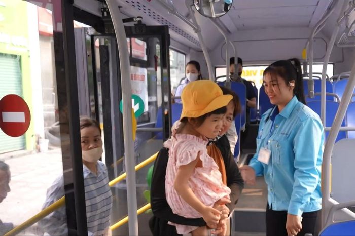 Quy tắc '3 xin' - Nét đẹp văn minh trên xe buýt - Đài Phát thanh và truyền hình Hà Nội