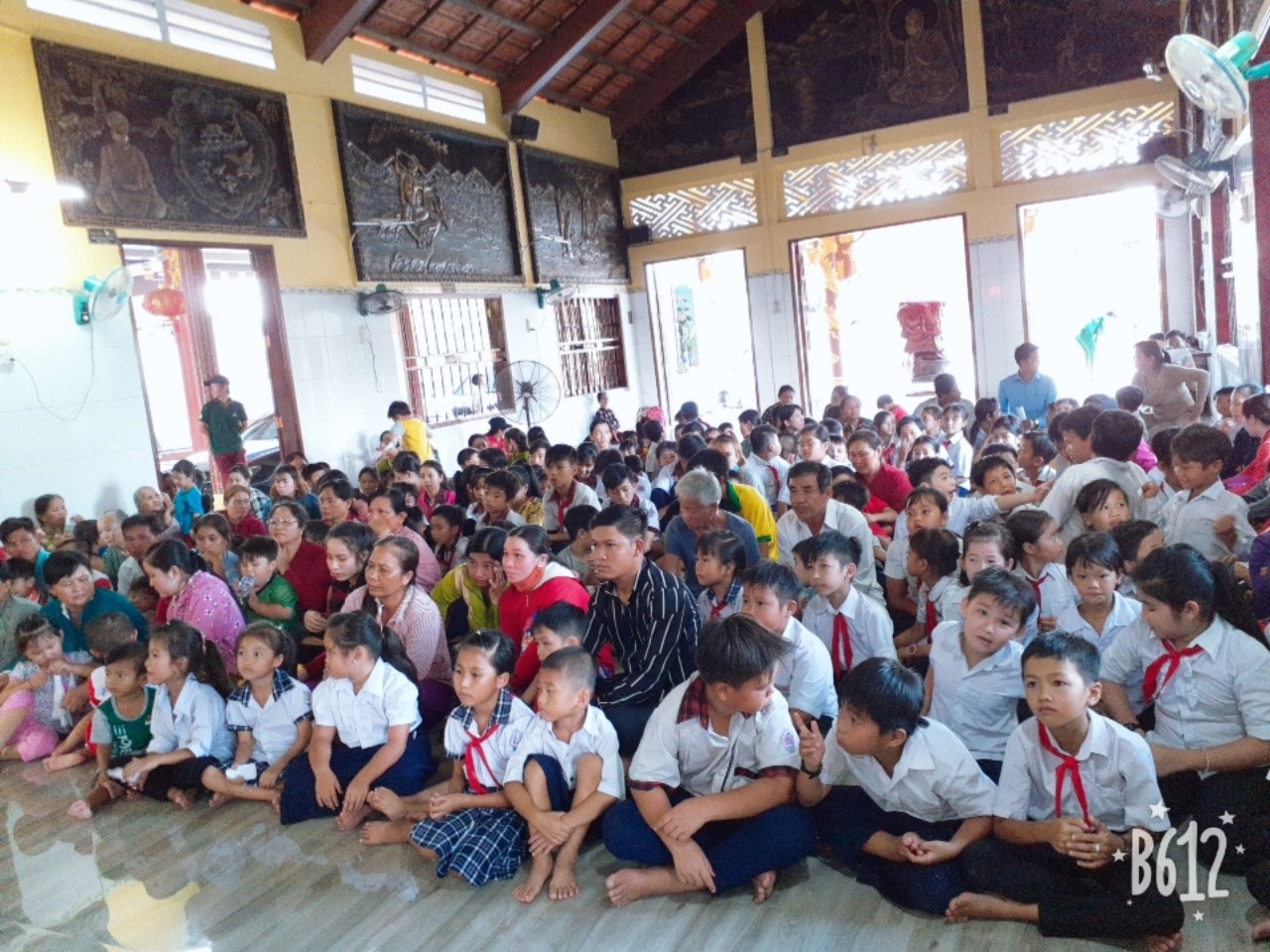 Đông đảo các em thiếu nhi đến vui trung thu tại chùa Tân Thạnh