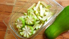 Bầu rửa sạch, cắt miếng vuông và vài khoanh tỉa hoa. Tôm làm sạch, chẻ lưng, bỏ chỉ đen, để ráo. Hành tím lột bỏ vỏ, cắt miếng.