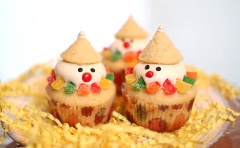 Cuối cùng, gắn thêm kẹo dẻo nhiều màu lên xung quanh phần kem, đính chocolate chips hình mắt, mũi, miệng là đã hoàn thành rồi!