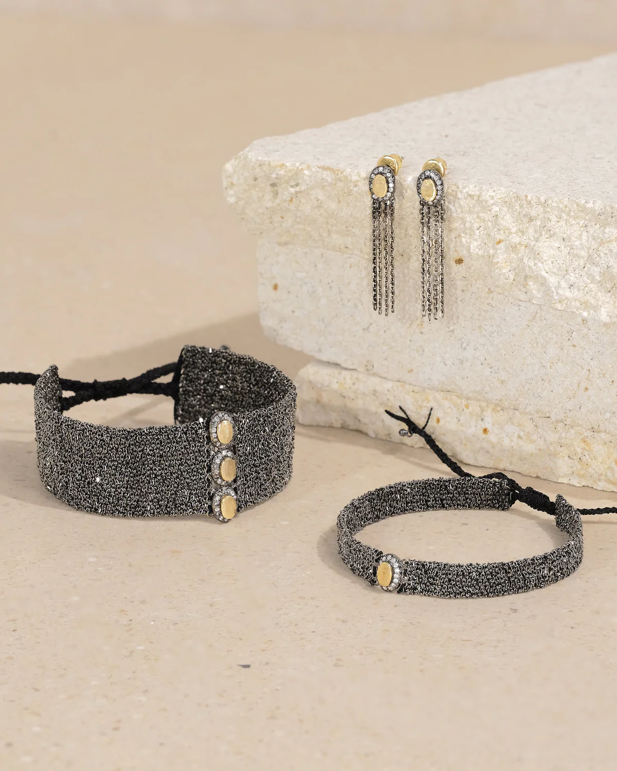 Серьги графитового цвета с бахромой и бриллиантами