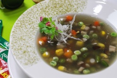 Cho súp trà xanh ra tô và thưởng thức nóng. Súp được nấu từ các loại rau củ quả cho độ ngọt tự nhiên, hòa quyện cùng hương thơm trà xanh thoang thoảng rất nhẹ trong vòm họng chắc chắn sẽ là một món chay đặc biệt trong thực đơn bàn tiệc chay nhà bạn. Hãy thử dành một ít thời gian vào bếp và thực hiện món ăn này để thiết đãi bạn bè, người thân vào các ngày rằm, ngày chay tịnh các bạn nhé. Chúc các bạn có cuộc sống an lạc và luôn vui tươi, hạnh phúc.