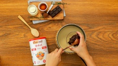Lọc hỗn hợp qua rây vào nồi, nấu cho đến khi đặc lại ở lửa nhỏ, sau đó bắc nồi ra khỏi bếp. Đổ từ từ 60gr socola đun chảy vào nồi, cho 1/2 muỗng cà phê tinh chất vani và 1/2 muỗng cà phê muối trộn đều rồi để nguội.