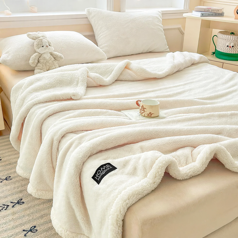 Double-layered wool blanket made of lambswool fleece