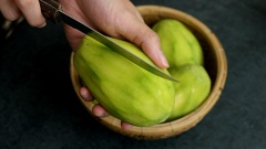 Để làm món cóc trộn bạn lấy 400gr cóc trái gọt vỏ, dùng dao khứa chạm hột xắn thành từng múi mỏng, sau đó để dao dọc cắt sợi.