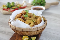 Khi ăn rưới sốt mắm lên mực chiên. Cách làm vô cùng đơn giản và nhanh. Cùng thêm ngay món mực chiên giòn siêu ngon này vào thực đơn bữa cơm gia đình hay những buổi tụ tập cuối tuần nha.