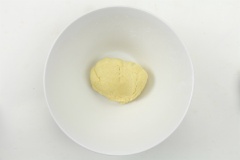 Rây 100g bột mì vào khoai đã lược, nhào thành khối đồng nhất. Sau đó thêm vào 50g đường trắng, nhào cho đường tan và thấm đều vào hỗn hợp. Cuối cùng thêm vào 50g dừa nạo, nhào cho đến khi hỗn hợp quyện đều.