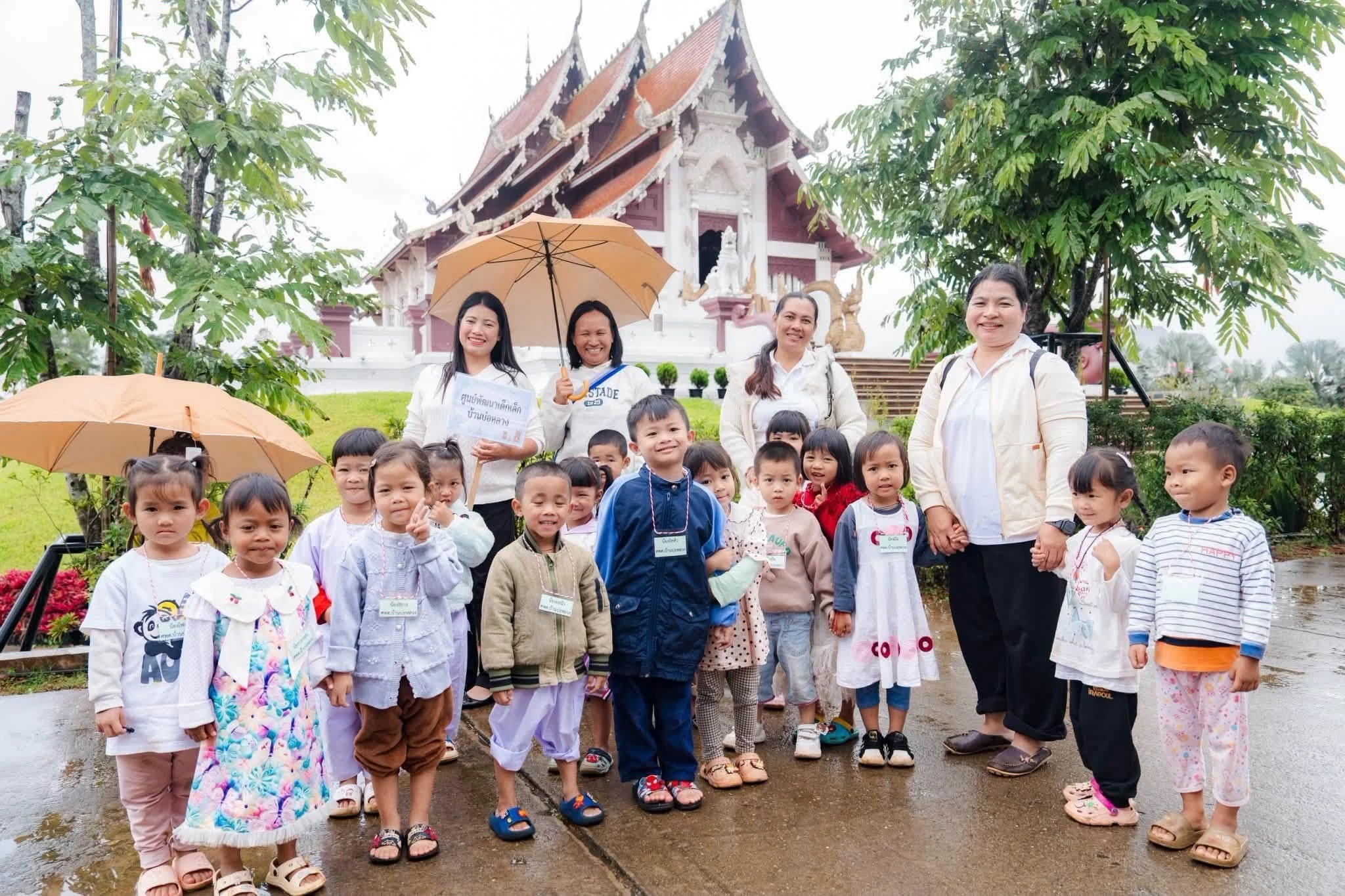 ภาพประกอบ ข่าวเกี่ยวกับนักเรียนตอนนี้มาแรง….เทศบาลตำบลบ่อหลวง โดยการนำของนายกเทศมนตรีประนอม  หล้าจู  ได้นำนักเรียนอนุบาล 9 โรงเรียน ในเขตตำบลบ่อหลวง มาทำกิจกรรมที่วัดบ้านขุน พระภิกษุ และพี่เ