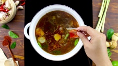 Vì món mì này phải cay mới ngon nên tiếp theo mình cho vào thêm 2 muỗng canh ớt sa tế, 2 muỗng canh tương ớt, 2 gói gia vị của mì gói bạn cho vào chung luôn nhé! Bạn có thể gia giảm lượng ớt sa tế và tương ớt nếu không ăn cay được.