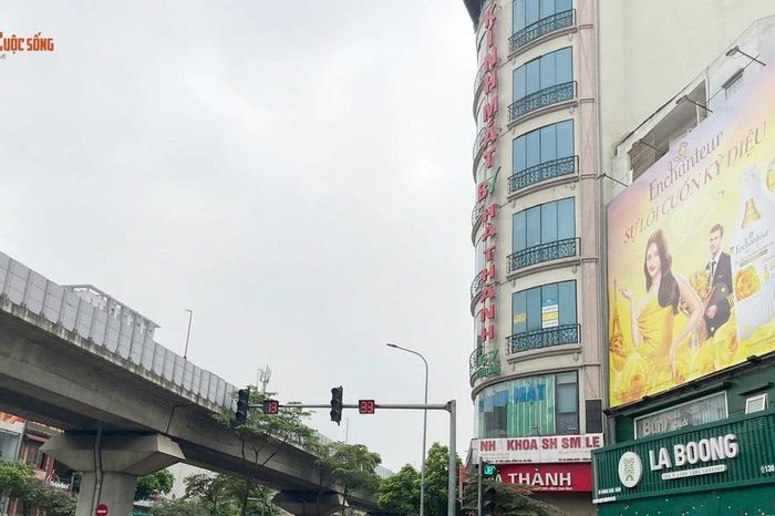 Ma trận bảng, biển quảng cáo 'khủng' mất mỹ quan ở Đống Đa - Báo Tri thức &amp; Cuộc sống