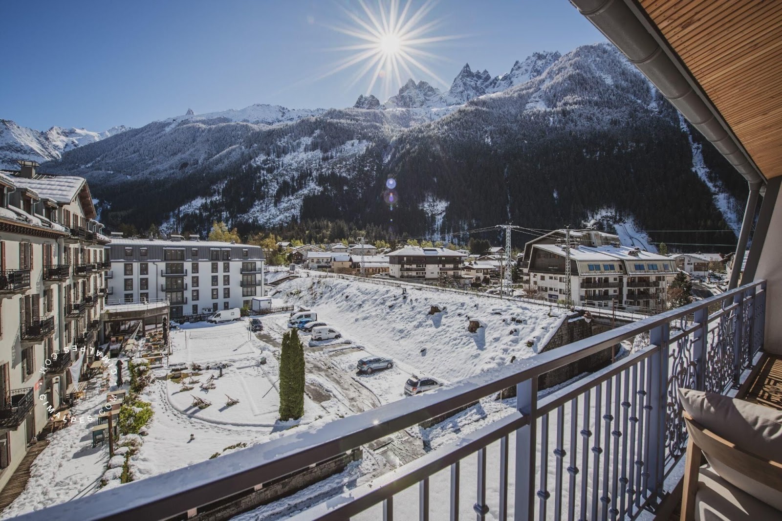 Une chambre de chalet alpin avec lit double et vue sur les sommets enneigés du massif du Mont-Blanc