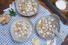 Chè bột lọc vừa có thể ăn nóng khi trời se lạnh, vừa có thể ăn lạnh rưới thêm nước cốt dừa khi mùa hè đến. Vị ngọt ấm của nước đường gừng và lớp vỏ dai dai bao phủ vị béo bùi của dừa cùng đậu phộng sẽ là một món không thể nào quên.