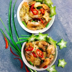 Món này ăn ngay khi còn nóng sẽ rất ngon. Rắc thêm một ít tiêu lên trên phần thức ăn và trang trí kèm với vài lát khế. Món ăn sẽ có màu khá tự nhiên vị ngọt, mặn vừa phải, không quá đậm đà như kho nhưng sẽ không nhạt, kèm thêm vị chua chua thanh thanh nhẹ nhàng của khế, thi thoảng lại bất giác hít hà vị cay nồng của ớt và tiêu, tuy là món dân dã nhưng lại đậm đà hương vị và cảm xúc. Chúc mọi người ngon miệng với công thức này.